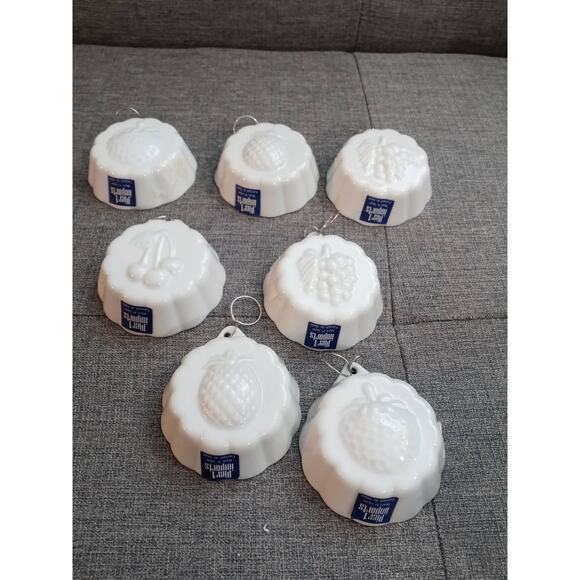 7 Vtg Pier 1 Japan Mini White Ceramic Wall Decorations Pineapple Grapes Cherry - Picture 2 of 4